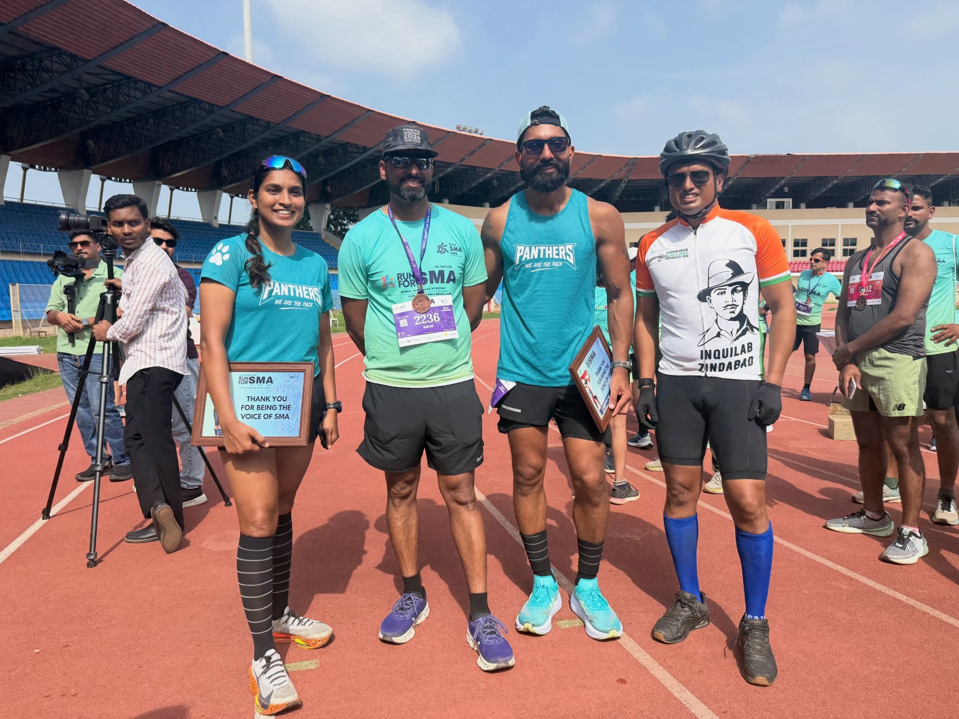 Ravi with fellow participants holding felicitation plaques at Run for SMA